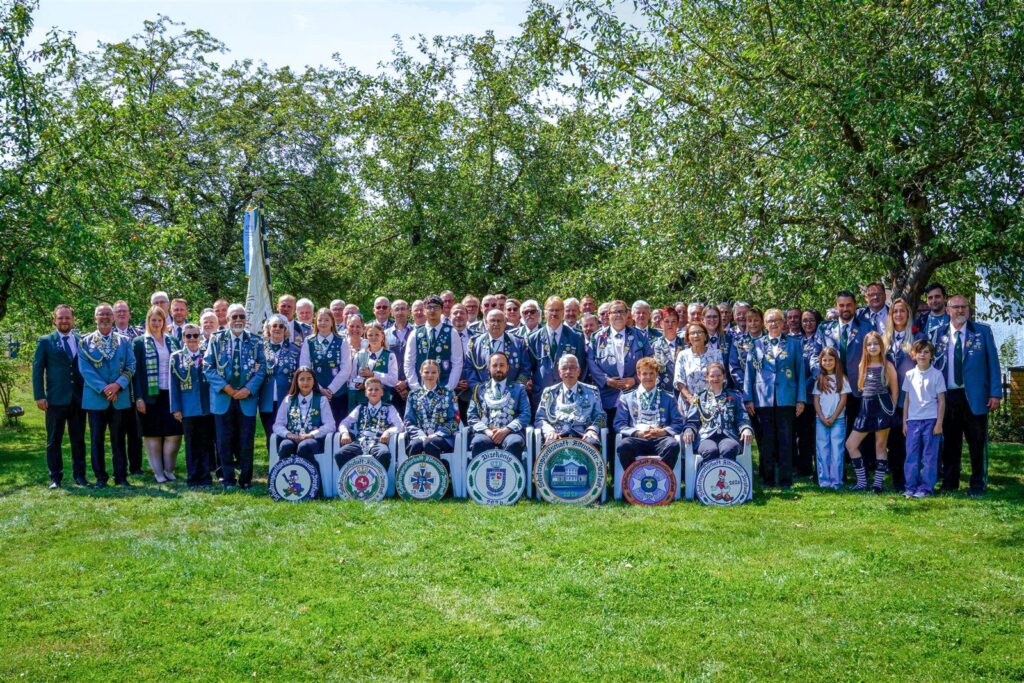 Gruppenfoto der Schützengesellschaft Altenceller Vorstadt von 1428 e.V. beim Schützenfestabschluss 2026 mit den amtierenden Würdenträgern und ihren Königsscheiben.